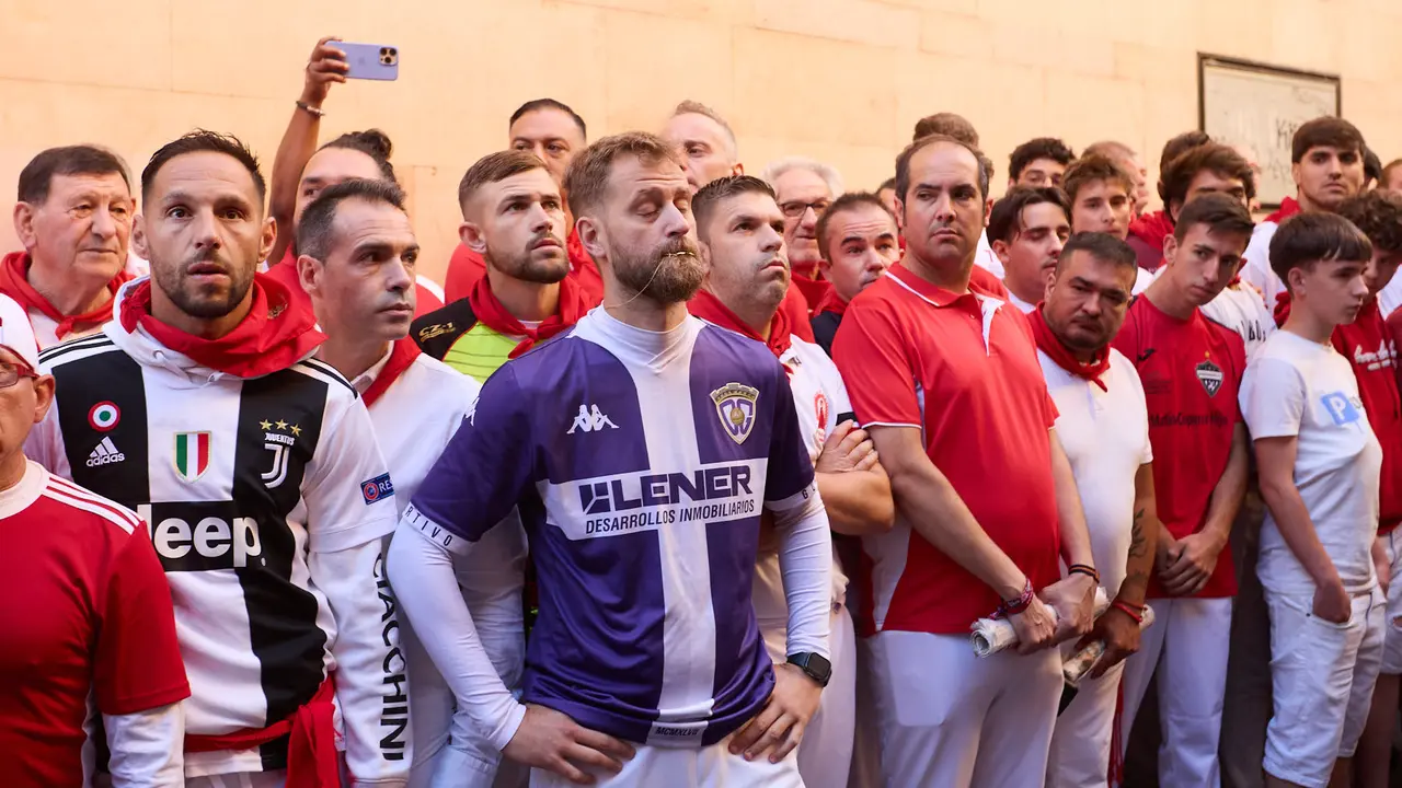 Momentos previos al tercer encierro de San Fermín 2025 con toros de Álvaro Núñez en el tramo de la cuesta de Santo Domingo. IÑIGO ALZUGARAY