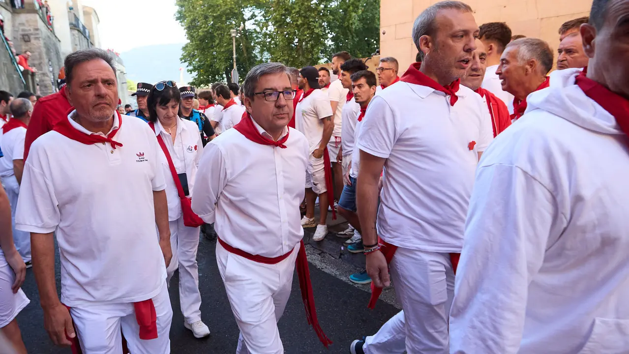 Momentos previos al tercer encierro de San Fermín 2025 con toros de Álvaro Núñez en el tramo de la cuesta de Santo Domingo. IÑIGO ALZUGARAY