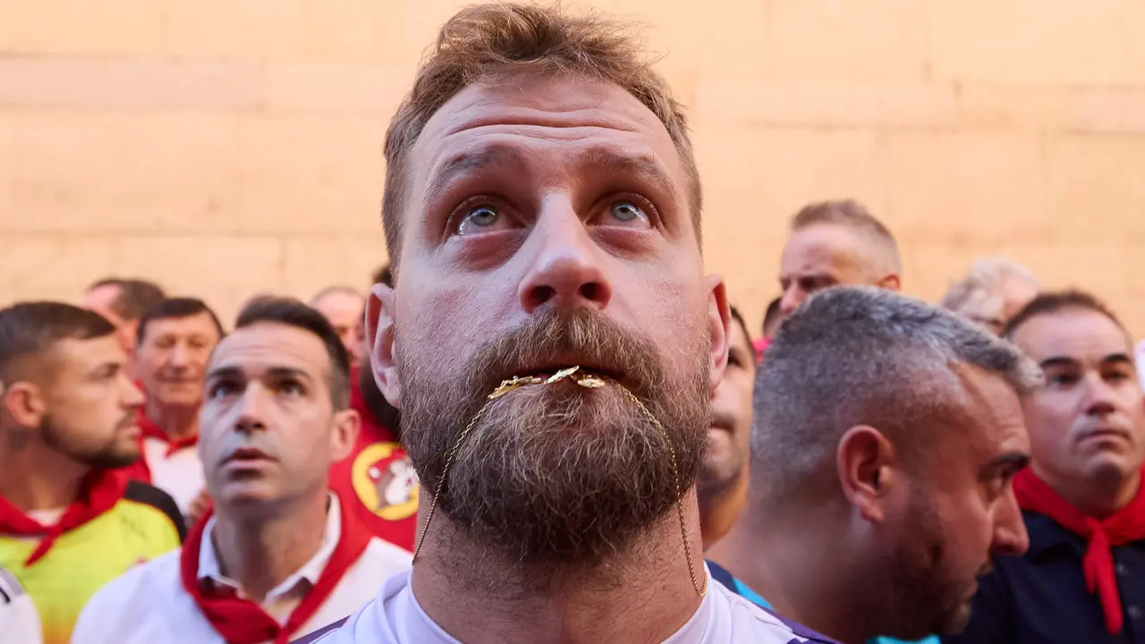 Momentos previos al tercer encierro de San Fermín 2025 con toros de Álvaro Núñez en el tramo de la cuesta de Santo Domingo. IÑIGO ALZUGARAY