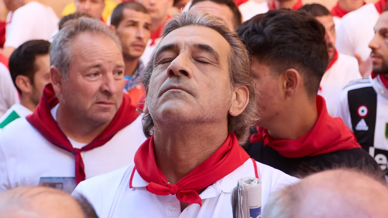 Momentos previos al tercer encierro de San Fermín 2025 con toros de Álvaro Núñez en el tramo de la cuesta de Santo Domingo. IÑIGO ALZUGARAY