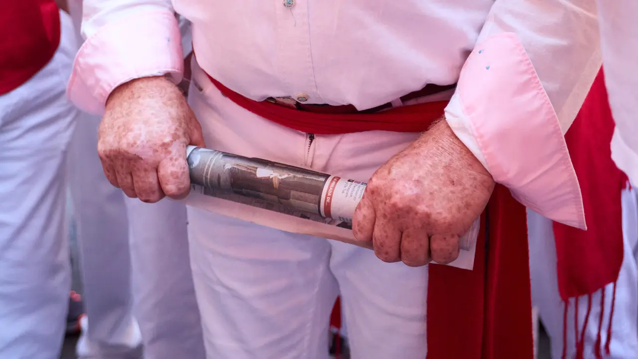 Momentos previos al tercer encierro de San Fermín 2025 con toros de Álvaro Núñez en el tramo de la cuesta de Santo Domingo. IÑIGO ALZUGARAY