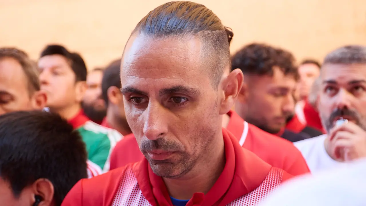Momentos previos al tercer encierro de San Fermín 2025 con toros de Álvaro Núñez en el tramo de la cuesta de Santo Domingo. IÑIGO ALZUGARAY