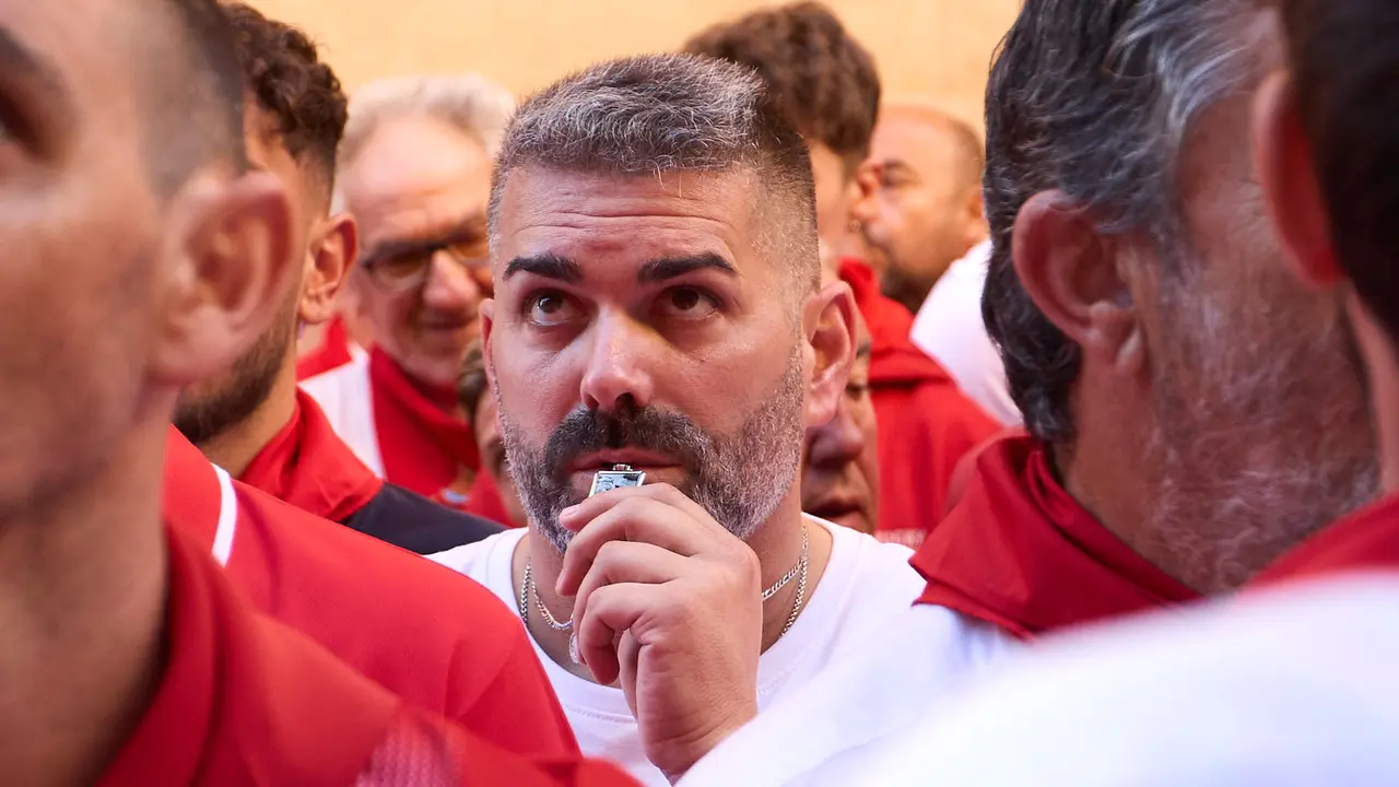 Momentos previos al tercer encierro de San Fermín 2025 con toros de Álvaro Núñez en el tramo de la cuesta de Santo Domingo. IÑIGO ALZUGARAY