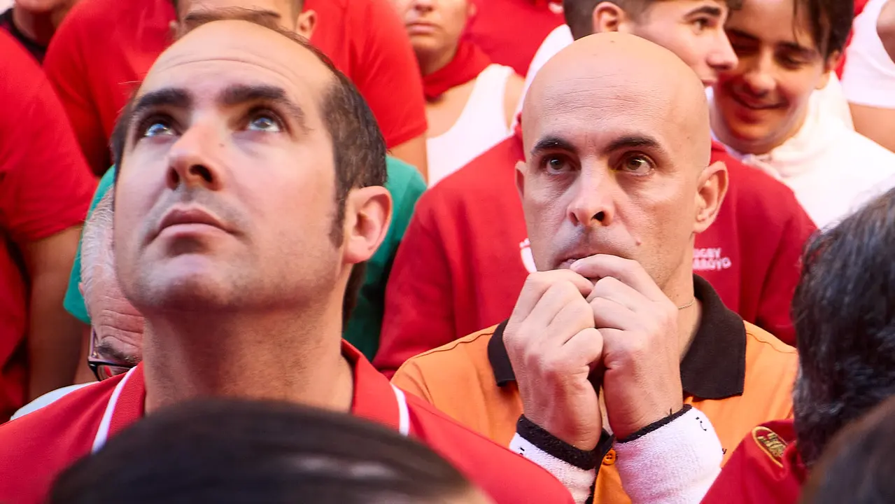 Momentos previos al tercer encierro de San Fermín 2025 con toros de Álvaro Núñez en el tramo de la cuesta de Santo Domingo. IÑIGO ALZUGARAY