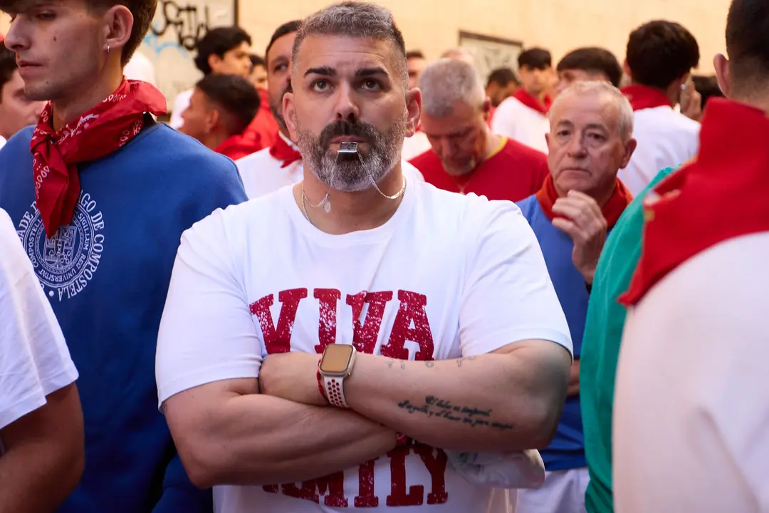 Momentos previos al tercer encierro de San Fermín 2025 con toros de Álvaro Núñez en el tramo de la cuesta de Santo Domingo. IÑIGO ALZUGARAY