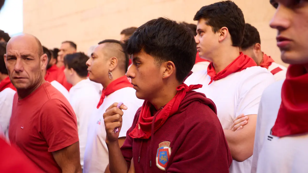 Momentos previos al tercer encierro de San Fermín 2025 con toros de Álvaro Núñez en el tramo de la cuesta de Santo Domingo. IÑIGO ALZUGARAY