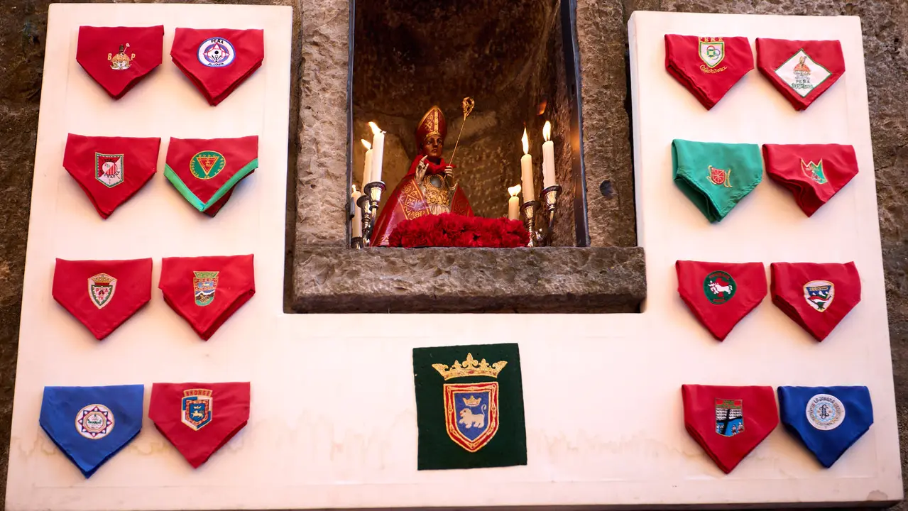 Momentos previos al tercer encierro de San Fermín 2025 con toros de Álvaro Núñez en el tramo de la cuesta de Santo Domingo. IÑIGO ALZUGARAY