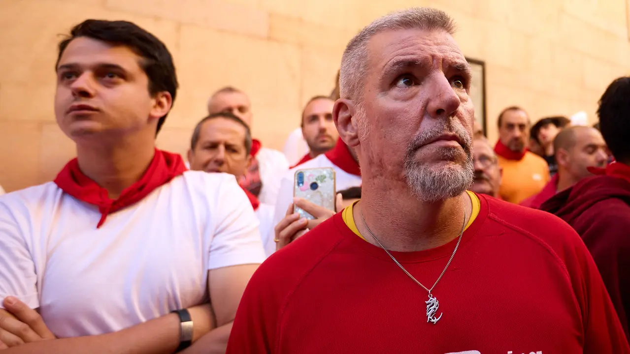 Momentos previos al tercer encierro de San Fermín 2025 con toros de Álvaro Núñez en el tramo de la cuesta de Santo Domingo. IÑIGO ALZUGARAY