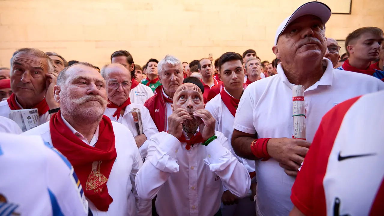 Momentos previos al tercer encierro de San Fermín 2025 con toros de Álvaro Núñez en el tramo de la cuesta de Santo Domingo. IÑIGO ALZUGARAY