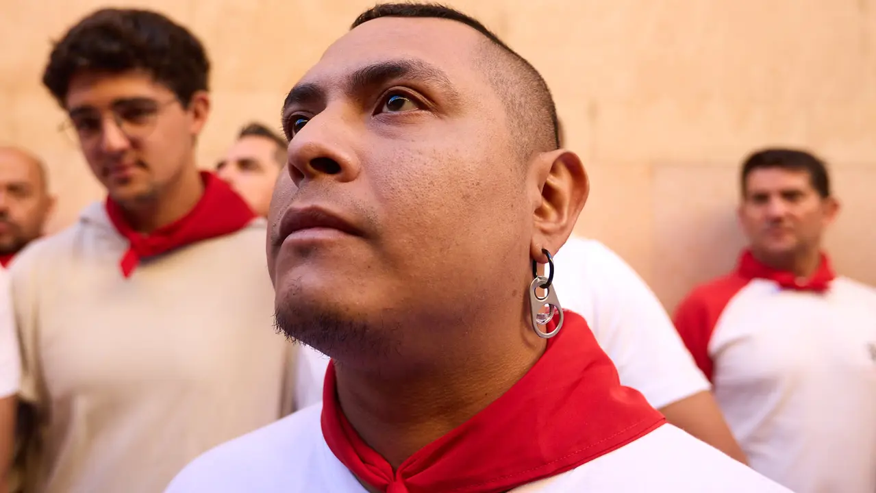 Momentos previos al tercer encierro de San Fermín 2025 con toros de Álvaro Núñez en el tramo de la cuesta de Santo Domingo. IÑIGO ALZUGARAY