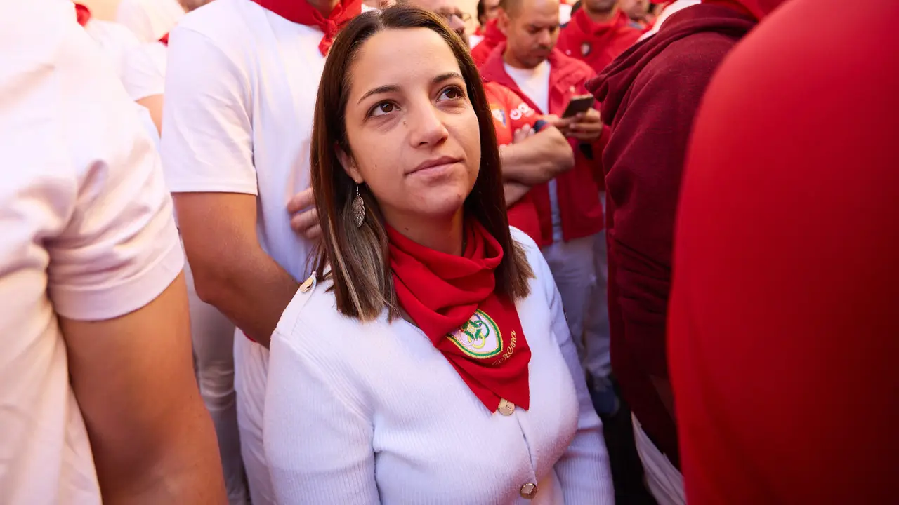 Momentos previos al tercer encierro de San Fermín 2025 con toros de Álvaro Núñez en el tramo de la cuesta de Santo Domingo. IÑIGO ALZUGARAY