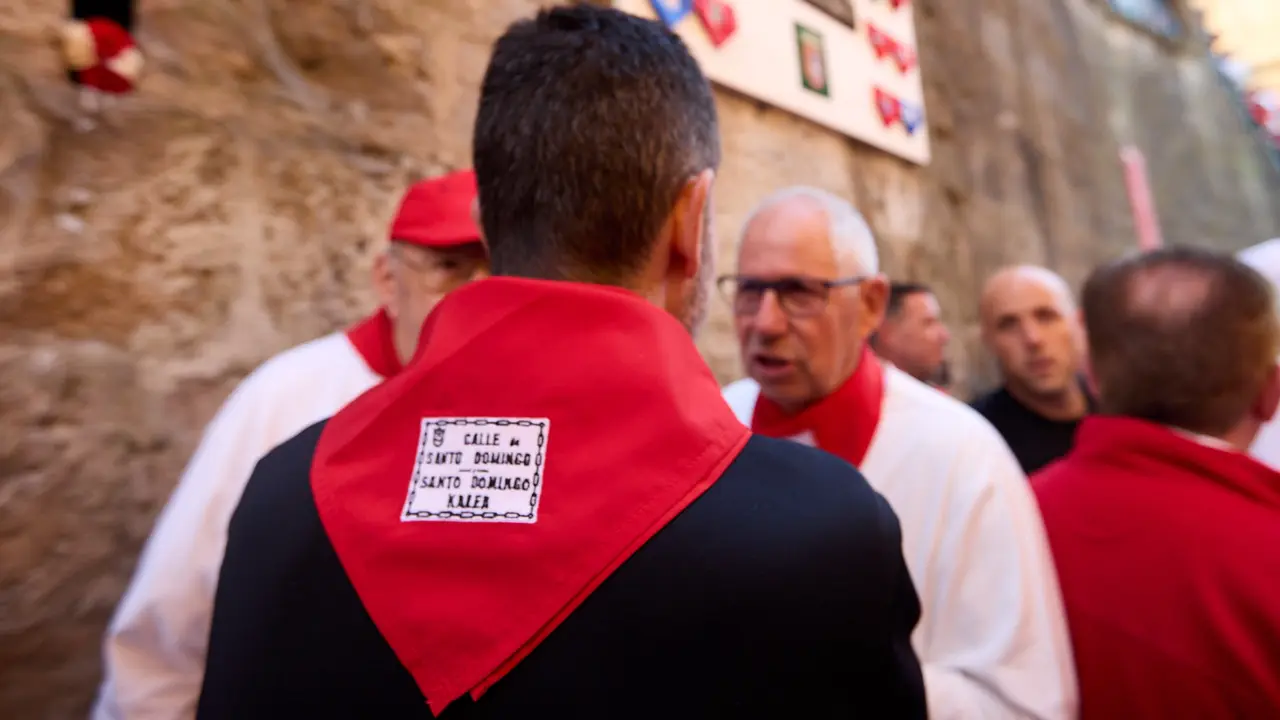 Momentos previos al tercer encierro de San Fermín 2025 con toros de Álvaro Núñez en el tramo de la cuesta de Santo Domingo. IÑIGO ALZUGARAY