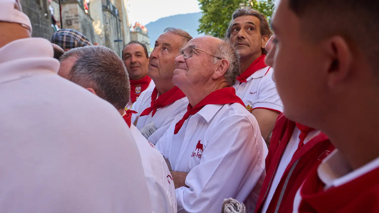 Momentos previos al tercer encierro de San Fermín 2025 con toros de Álvaro Núñez en el tramo de la cuesta de Santo Domingo. IÑIGO ALZUGARAY