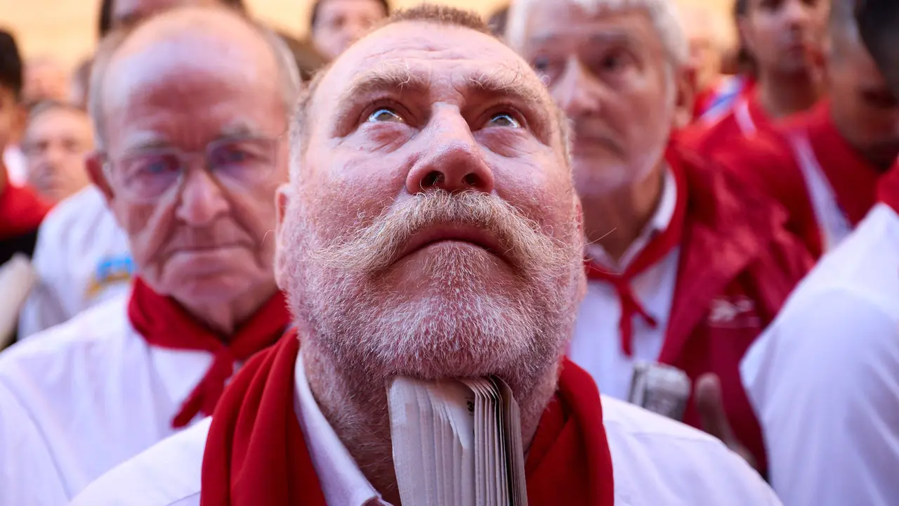 Momentos previos al tercer encierro de San Fermín 2025 con toros de Álvaro Núñez en el tramo de la cuesta de Santo Domingo. IÑIGO ALZUGARAY