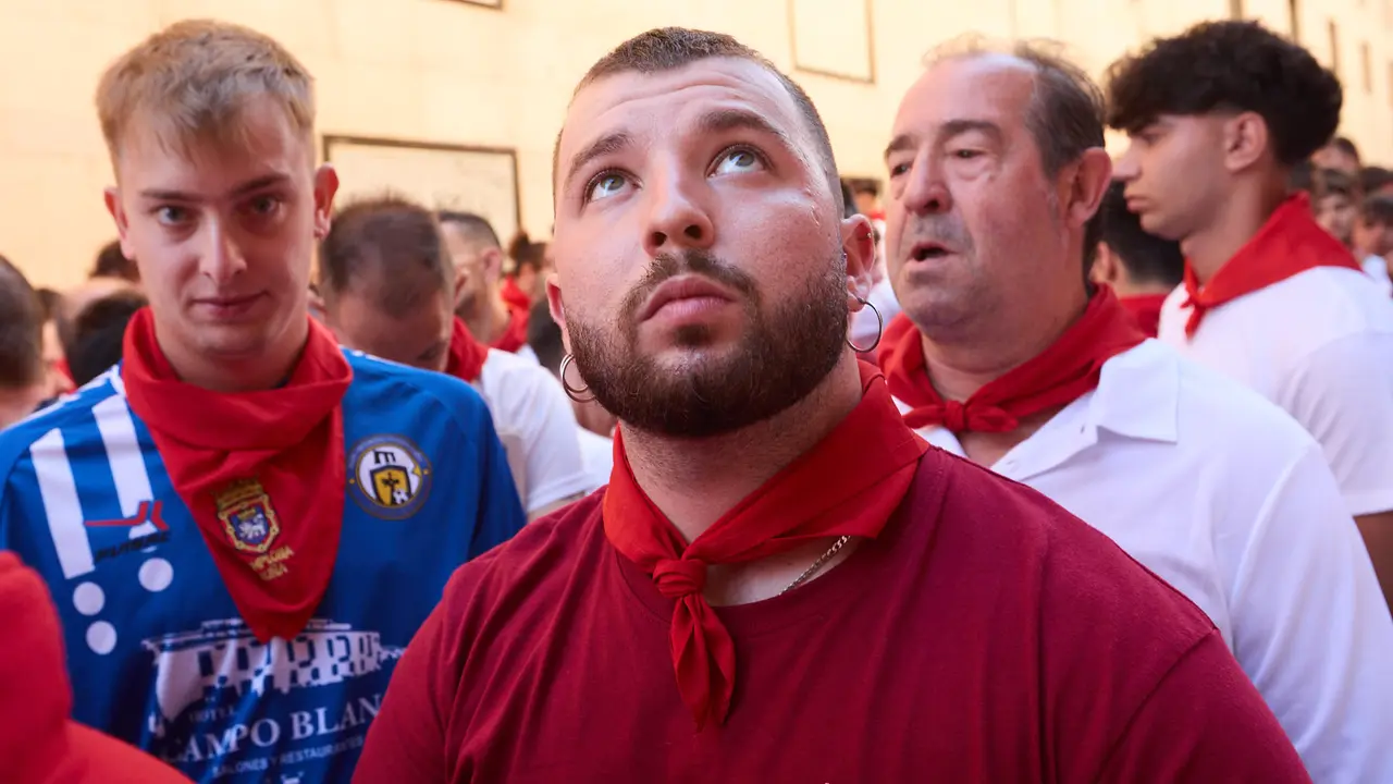Momentos previos al tercer encierro de San Fermín 2025 con toros de Álvaro Núñez en el tramo de la cuesta de Santo Domingo. IÑIGO ALZUGARAY