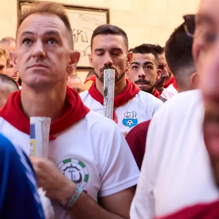 Momentos previos al tercer encierro de San Fermín 2025 con toros de Álvaro Núñez en el tramo de la cuesta de Santo Domingo. IÑIGO ALZUGARAY