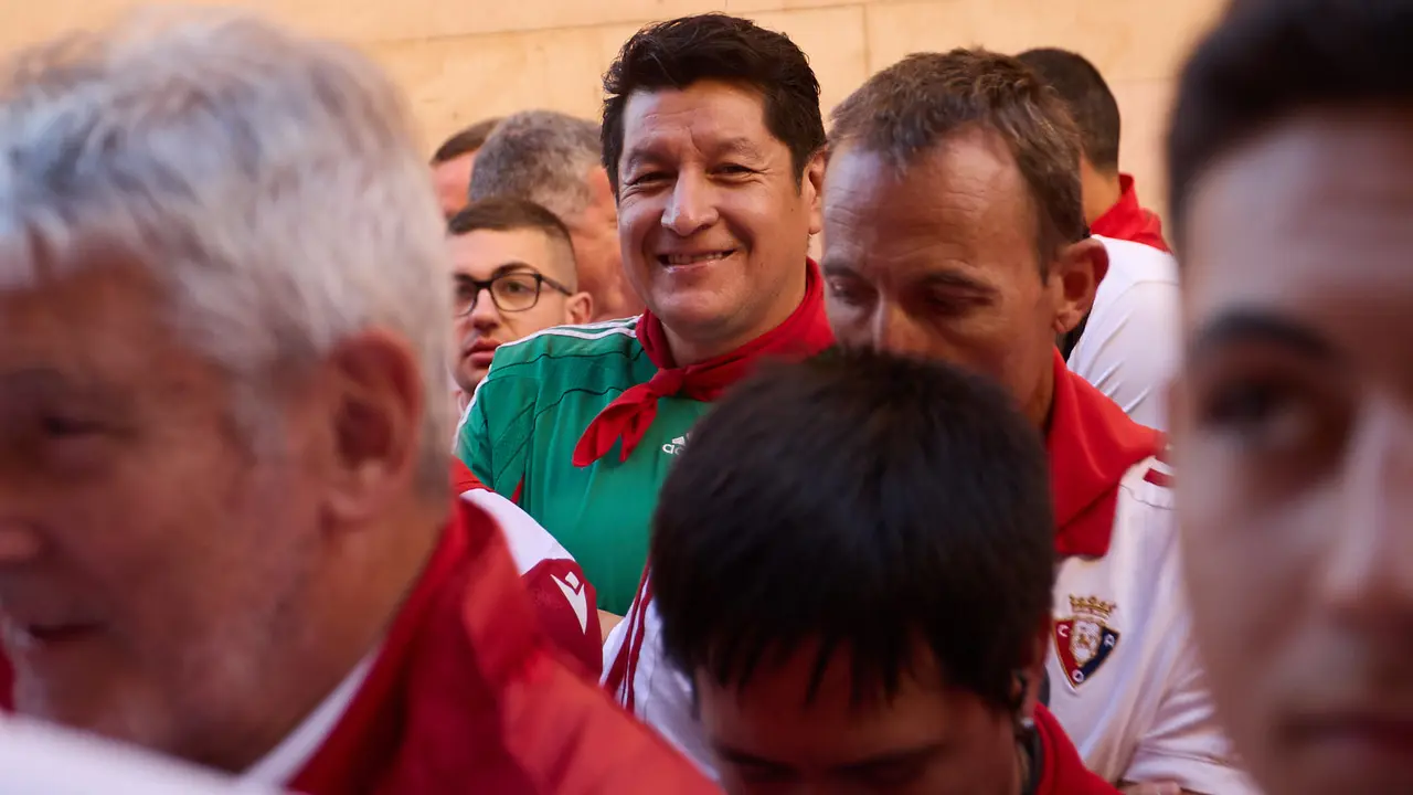 Momentos previos al tercer encierro de San Fermín 2025 con toros de Álvaro Núñez en el tramo de la cuesta de Santo Domingo. IÑIGO ALZUGARAY