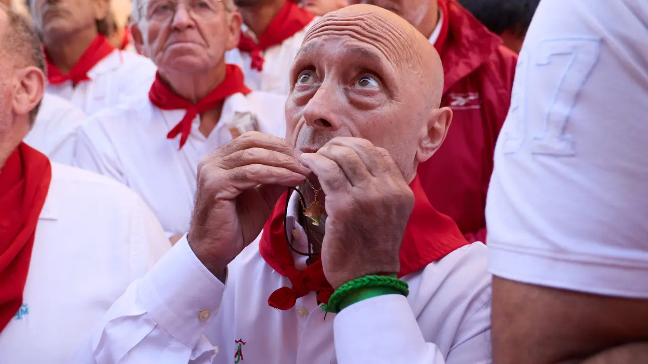 Momentos previos al tercer encierro de San Fermín 2025 con toros de Álvaro Núñez en el tramo de la cuesta de Santo Domingo. IÑIGO ALZUGARAY