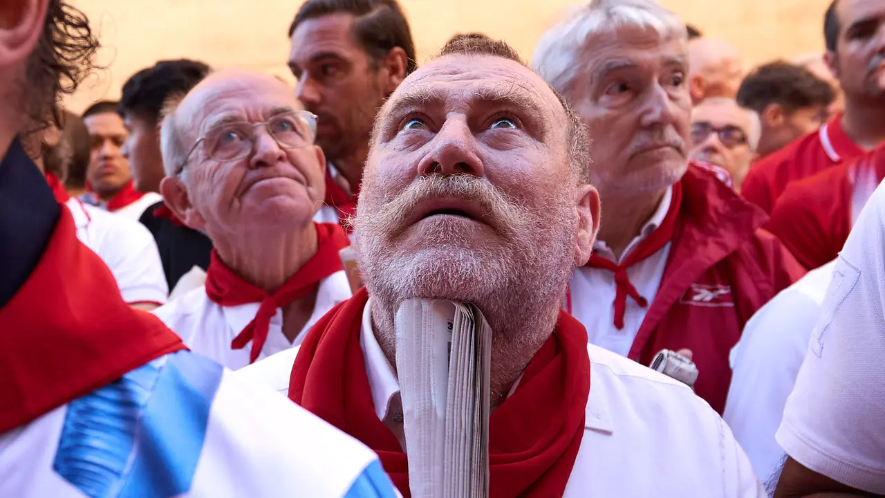 Momentos previos al tercer encierro de San Fermín 2025 con toros de Álvaro Núñez en el tramo de la cuesta de Santo Domingo. IÑIGO ALZUGARAY