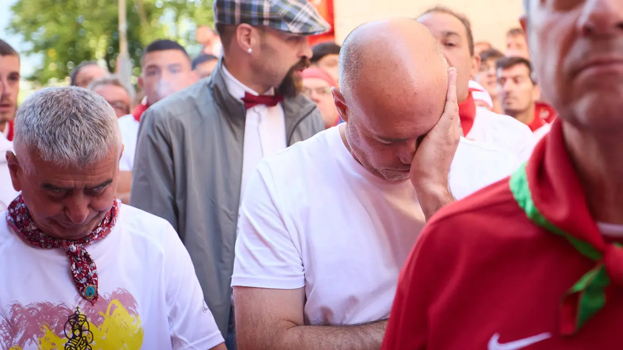 Momentos previos al tercer encierro de San Fermín 2025 con toros de Álvaro Núñez en el tramo de la cuesta de Santo Domingo. IÑIGO ALZUGARAY