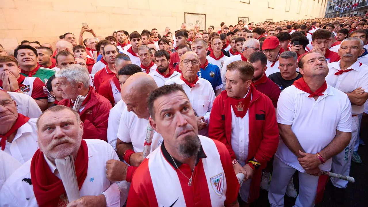 Momentos previos al tercer encierro de San Fermín 2025 con toros de Álvaro Núñez en el tramo de la cuesta de Santo Domingo. IÑIGO ALZUGARAY