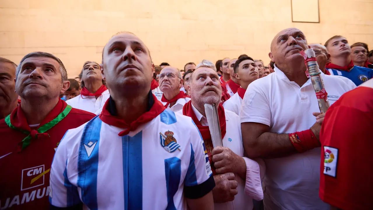 Momentos previos al tercer encierro de San Fermín 2025 con toros de Álvaro Núñez en el tramo de la cuesta de Santo Domingo. IÑIGO ALZUGARAY