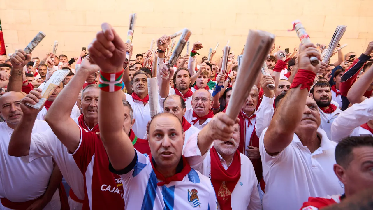 Momentos previos al tercer encierro de San Fermín 2025 con toros de Álvaro Núñez en el tramo de la cuesta de Santo Domingo. IÑIGO ALZUGARAY