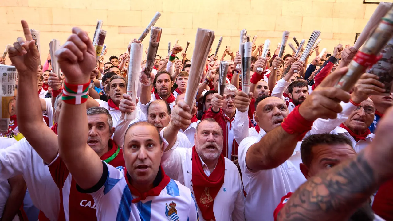 Momentos previos al tercer encierro de San Fermín 2025 con toros de Álvaro Núñez en el tramo de la cuesta de Santo Domingo. IÑIGO ALZUGARAY