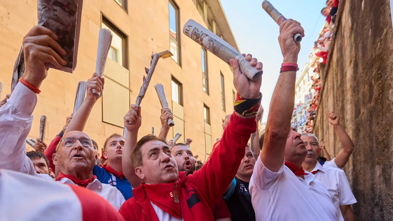Momentos previos al tercer encierro de San Fermín 2025 con toros de Álvaro Núñez en el tramo de la cuesta de Santo Domingo. IÑIGO ALZUGARAY