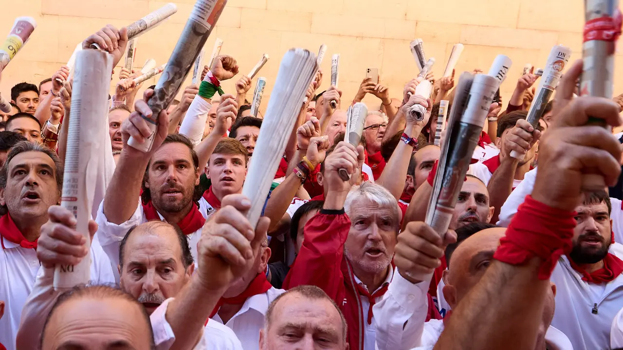 Momentos previos al tercer encierro de San Fermín 2025 con toros de Álvaro Núñez en el tramo de la cuesta de Santo Domingo. IÑIGO ALZUGARAY