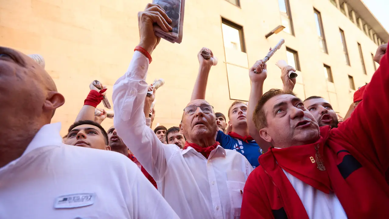 Momentos previos al tercer encierro de San Fermín 2025 con toros de Álvaro Núñez en el tramo de la cuesta de Santo Domingo. IÑIGO ALZUGARAY
