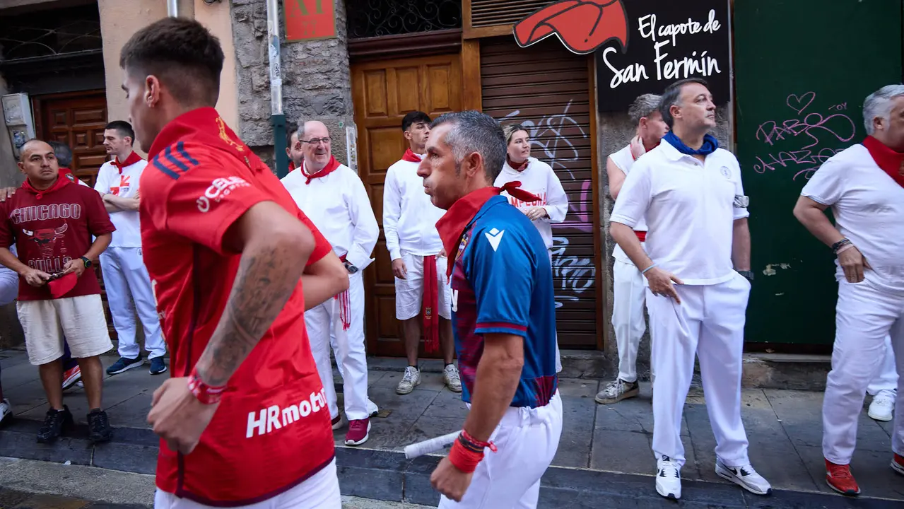 Momentos previos al tercer encierro de San Fermín 2025 con toros de Álvaro Núñez en el tramo de la cuesta de Santo Domingo. IÑIGO ALZUGARAY