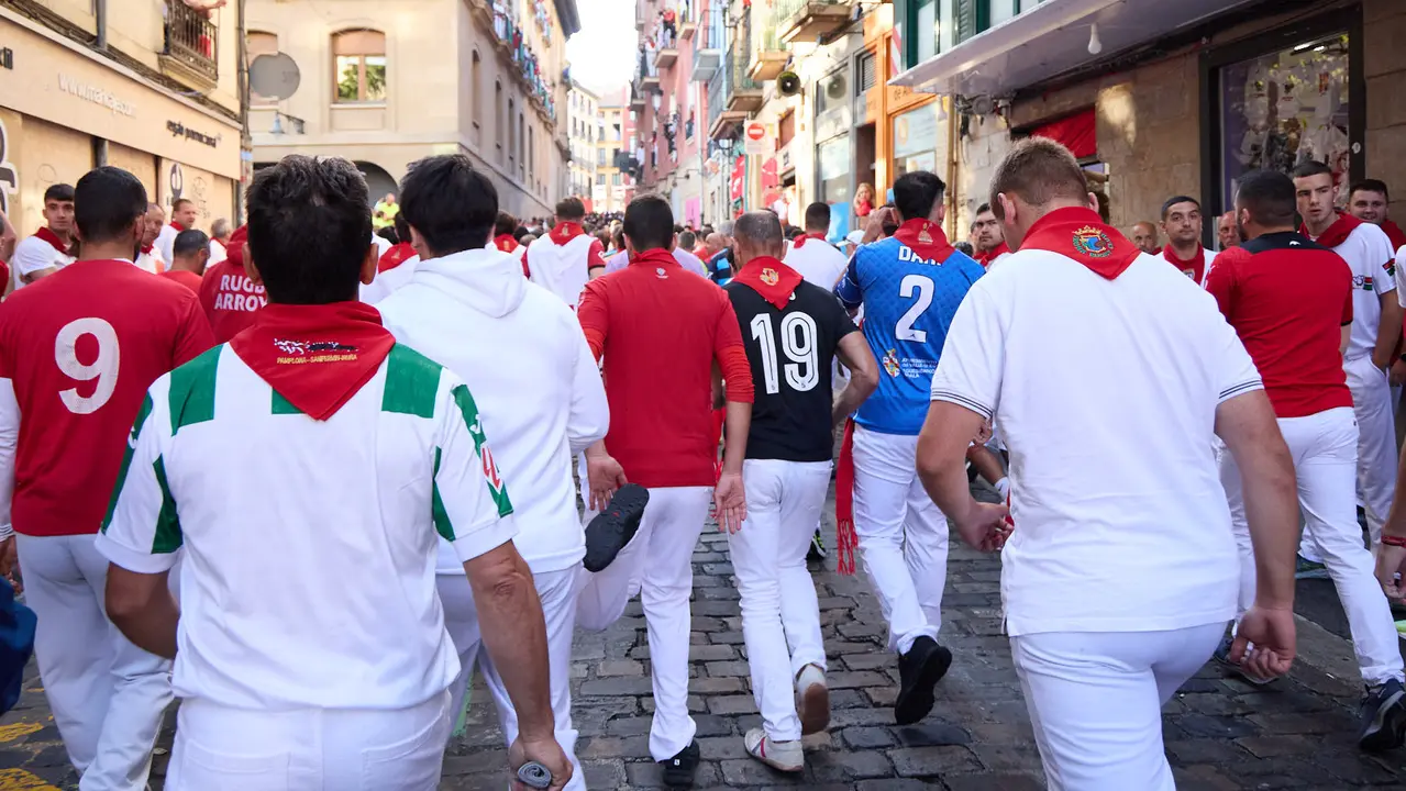 Momentos previos al tercer encierro de San Fermín 2025 con toros de Álvaro Núñez en el tramo de la cuesta de Santo Domingo. IÑIGO ALZUGARAY