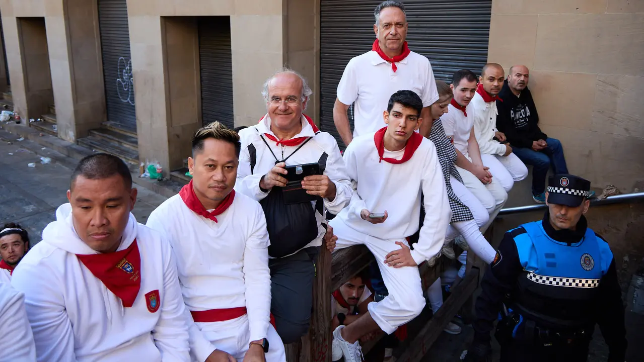 Momentos previos al tercer encierro de San Fermín 2025 con toros de Álvaro Núñez en el tramo de la cuesta de Santo Domingo. IÑIGO ALZUGARAY