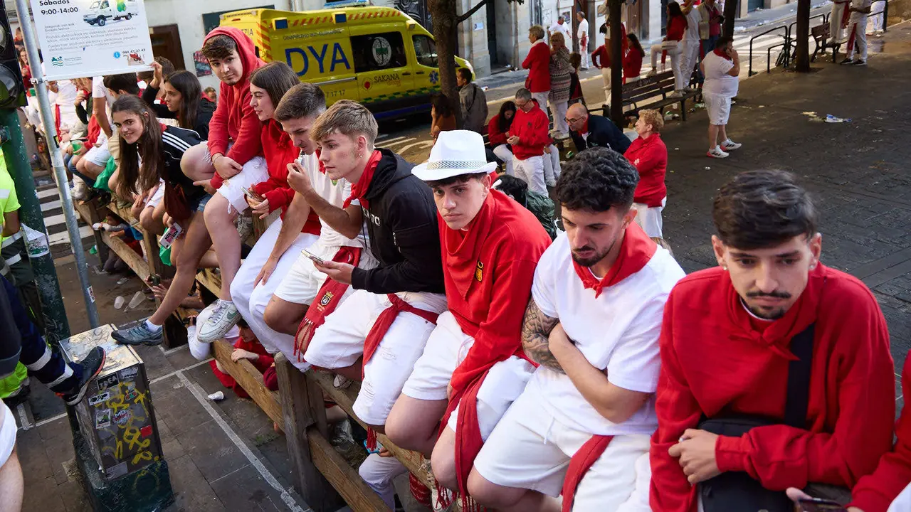 Momentos previos al tercer encierro de San Fermín 2025 con toros de Álvaro Núñez en el tramo de la cuesta de Santo Domingo. IÑIGO ALZUGARAY