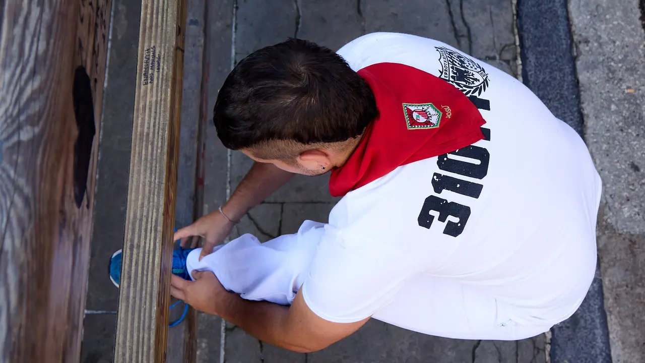 Momentos previos al tercer encierro de San Fermín 2025 con toros de Álvaro Núñez en el tramo de la cuesta de Santo Domingo. IÑIGO ALZUGARAY
