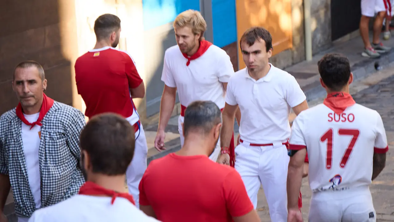 Momentos previos al tercer encierro de San Fermín 2025 con toros de Álvaro Núñez en el tramo de la cuesta de Santo Domingo. IÑIGO ALZUGARAY
