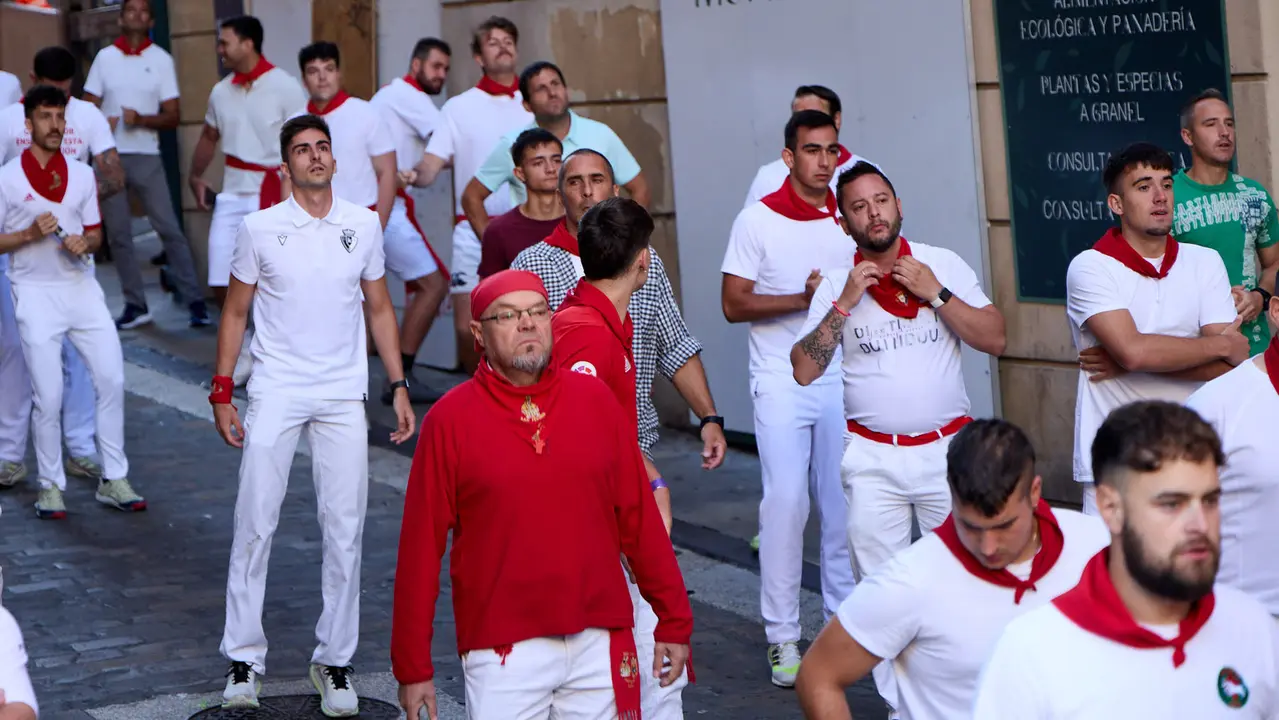 Momentos previos al tercer encierro de San Fermín 2025 con toros de Álvaro Núñez en el tramo de la cuesta de Santo Domingo. IÑIGO ALZUGARAY
