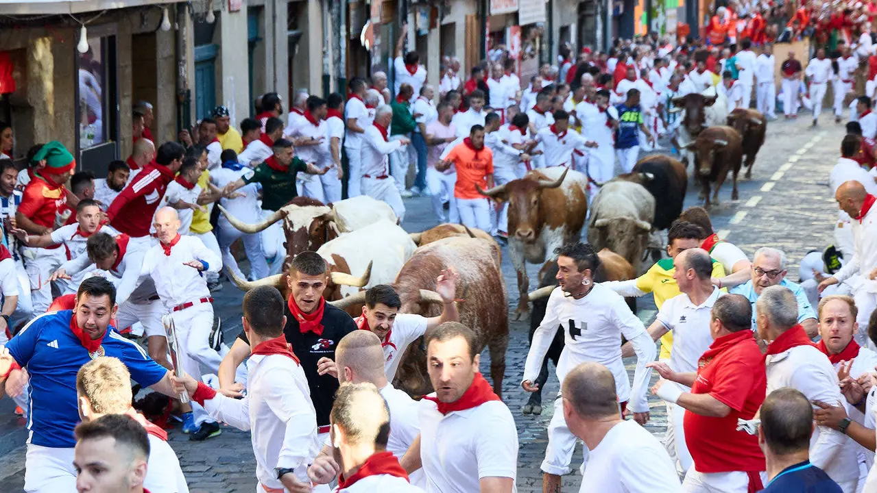 Tercer encierro de San Fermín 2025 con toros de Álvaro Núñez en el tramo de Santo Domingo. IÑIGO ALZUGARAY