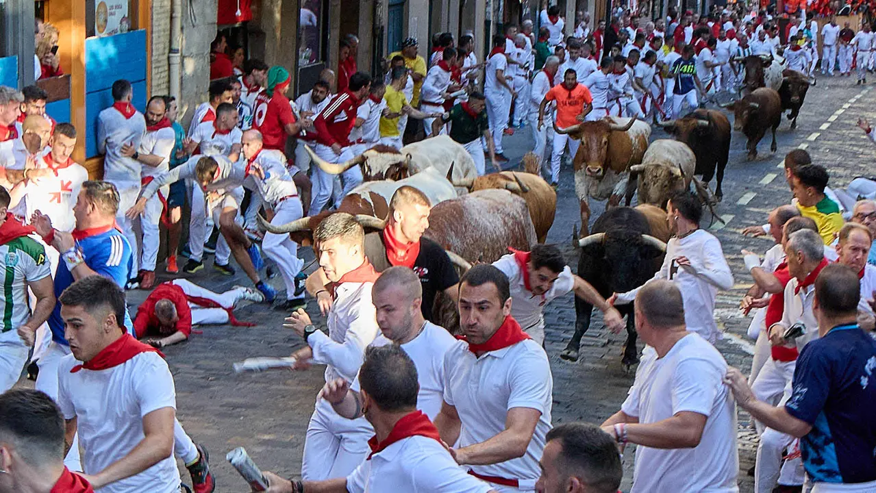 Tercer encierro de San Fermín 2025 con toros de Álvaro Núñez en el tramo de Santo Domingo. IÑIGO ALZUGARAY