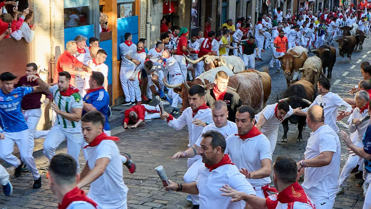Tercer encierro de San Fermín 2025 con toros de Álvaro Núñez en el tramo de Santo Domingo. IÑIGO ALZUGARAY