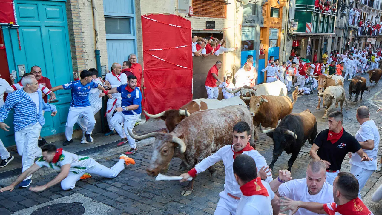 Tercer encierro de San Fermín 2025 con toros de Álvaro Núñez en el tramo de Santo Domingo. IÑIGO ALZUGARAY