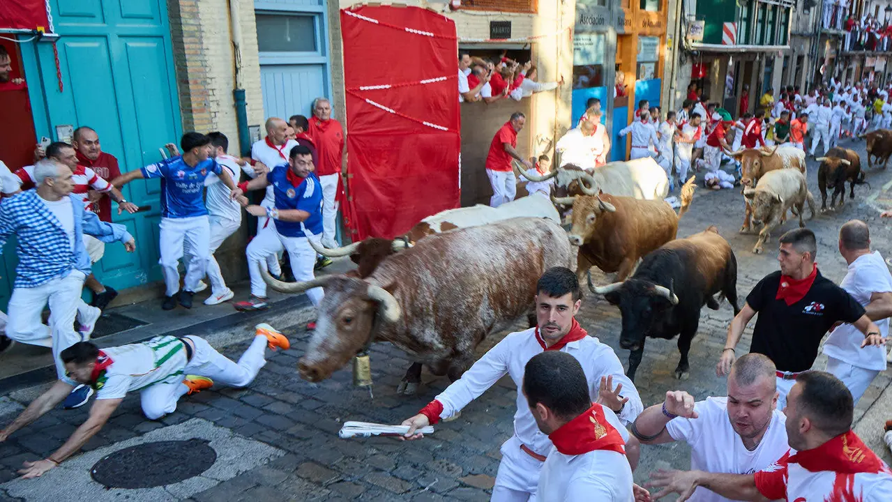 Tercer encierro de San Fermín 2025 con toros de Álvaro Núñez en el tramo de Santo Domingo. IÑIGO ALZUGARAY