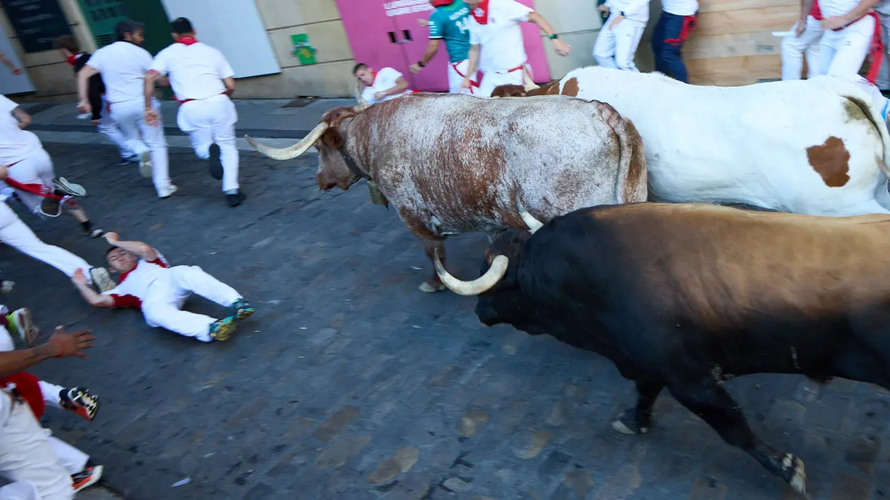 Tercer encierro de San Fermín 2025 con toros de Álvaro Núñez en el tramo de Santo Domingo. IÑIGO ALZUGARAY