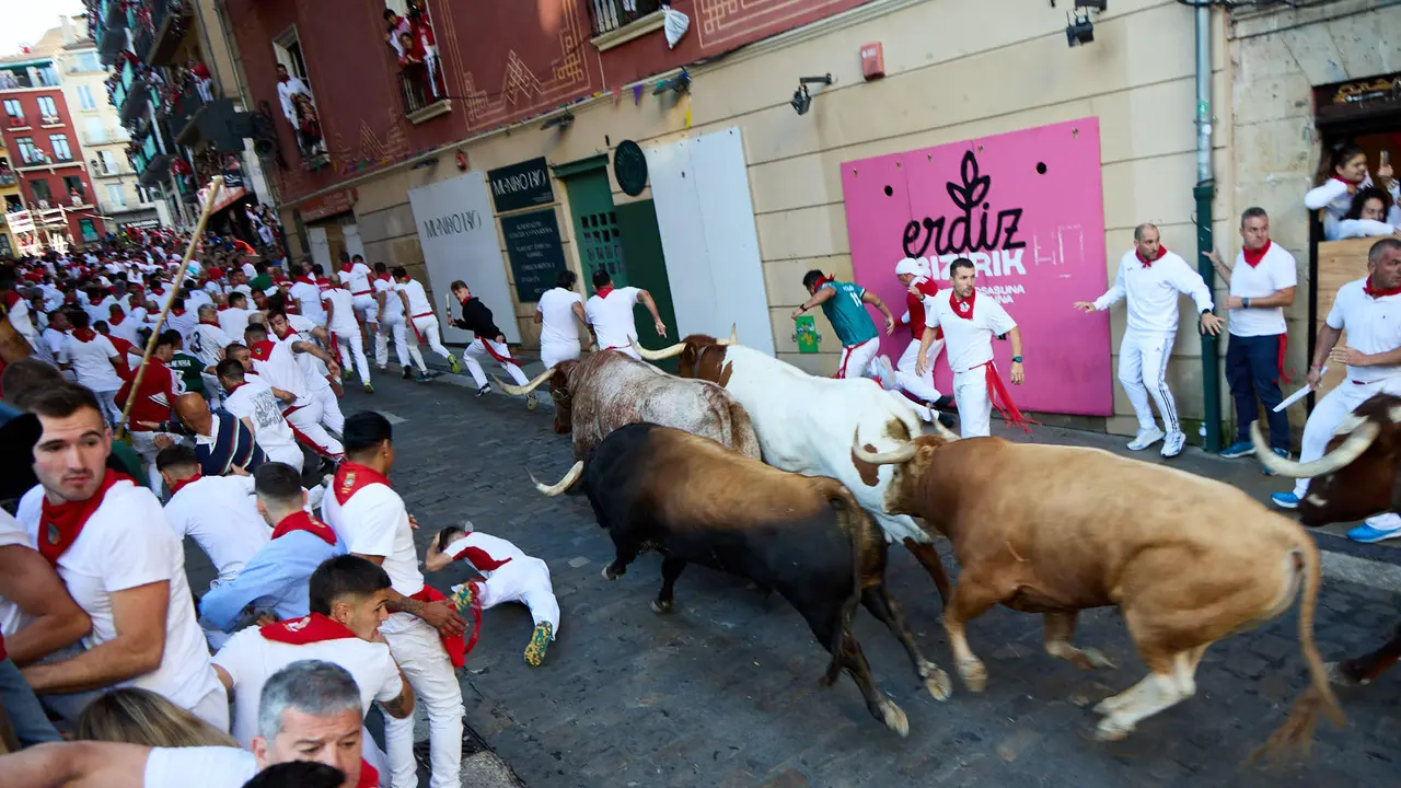 Tercer encierro de San Fermín 2025 con toros de Álvaro Núñez en el tramo de Santo Domingo. IÑIGO ALZUGARAY
