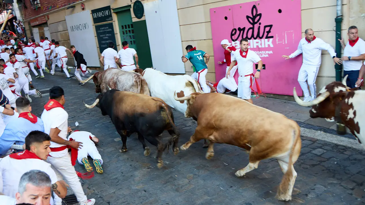 Tercer encierro de San Fermín 2025 con toros de Álvaro Núñez en el tramo de Santo Domingo. IÑIGO ALZUGARAY