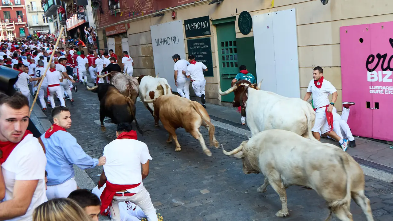 Tercer encierro de San Fermín 2025 con toros de Álvaro Núñez en el tramo de Santo Domingo. IÑIGO ALZUGARAY