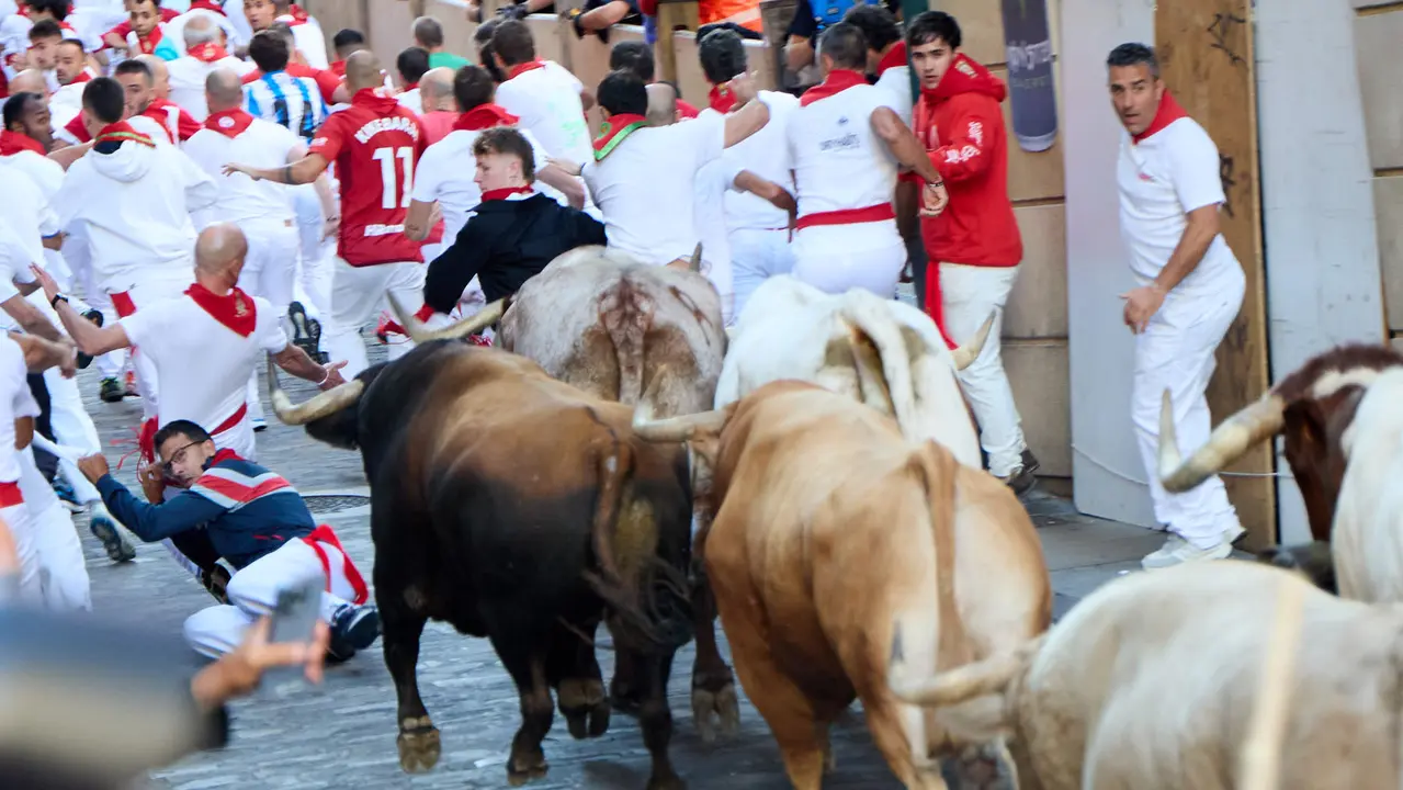 Tercer encierro de San Fermín 2025 con toros de Álvaro Núñez en el tramo de Santo Domingo. IÑIGO ALZUGARAY