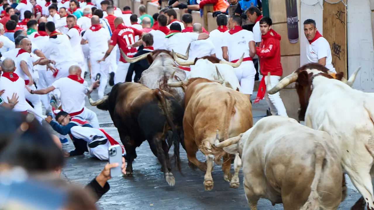Tercer encierro de San Fermín 2025 con toros de Álvaro Núñez en el tramo de Santo Domingo. IÑIGO ALZUGARAY