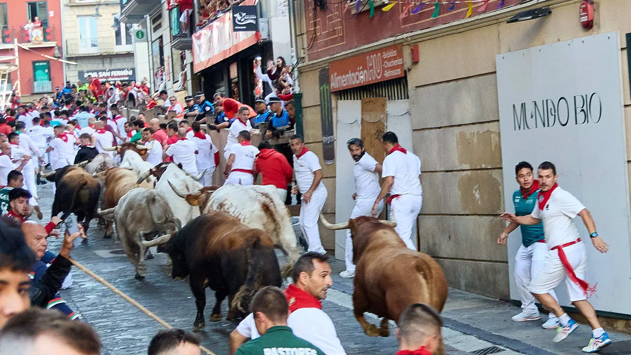 Tercer encierro de San Fermín 2025 con toros de Álvaro Núñez en el tramo de Santo Domingo. IÑIGO ALZUGARAY